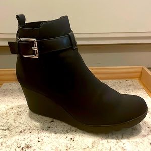 Donald J Pliner black wedge